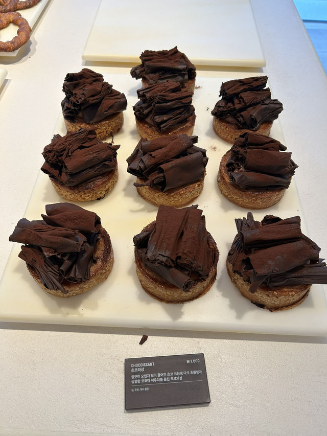 【ソウル🇰🇷新沙】おにぎり×クロワッサン！？カフェ🥐