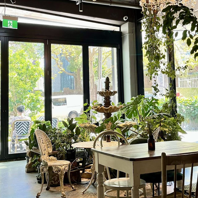 🇦🇺 植物とアンティークに囲まれた温室風のインテリアカフェ