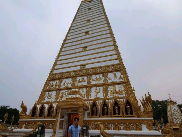 วัดพระธาตุหนองบัว ความสวยงามในอุบลราชธานี