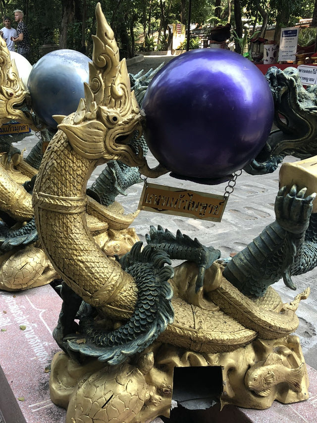 【ワット・サンプラン｜Wat Samphran】  “ドラゴンが巻きつくピンクの塔” 想像を飛び越える異世界寺院。