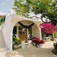 Friendcation Cafe : คาเฟ่สไตล์บังกะโลสีขาว
