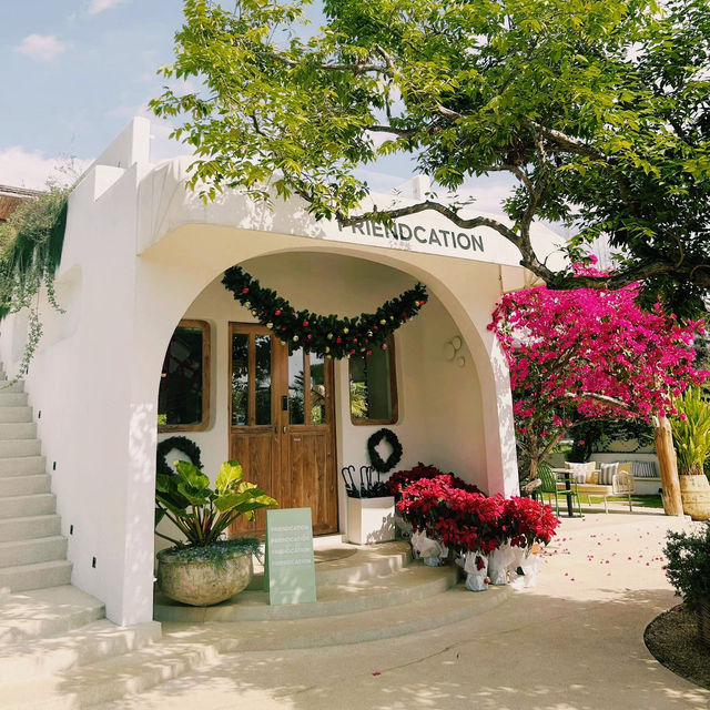 Friendcation Cafe : คาเฟ่สไตล์บังกะโลสีขาว