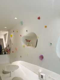 Assava Cafe & Learning Space สีขาวมินิมอล