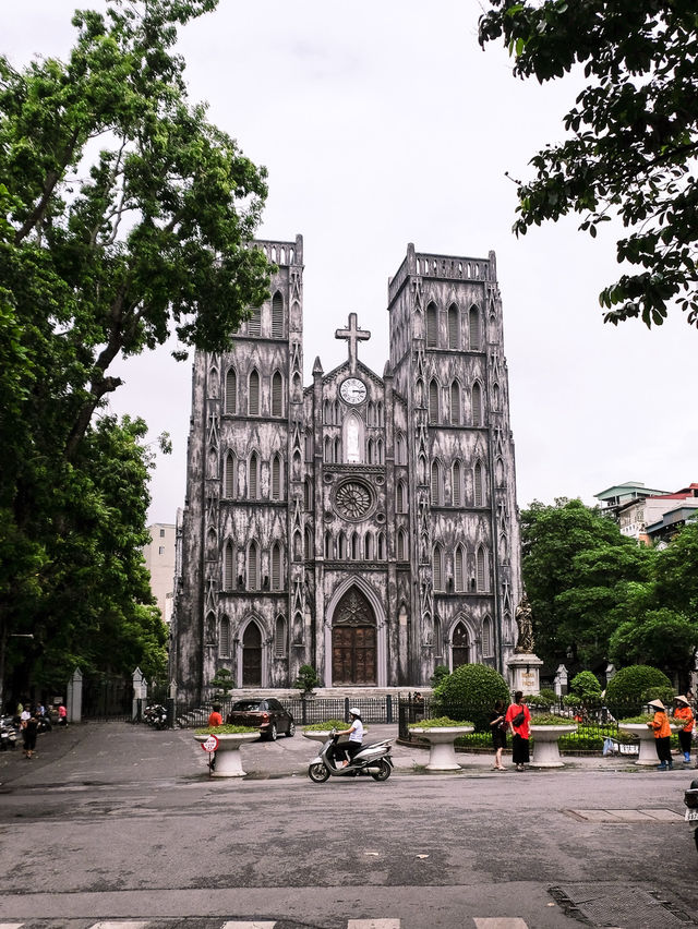 St. Joseph’s Cathedral โบสถ์เก่าแก่เมืองฮานอย