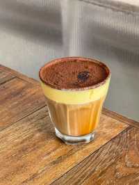 ร้านขายกาแฟเดอตี้ไข่ หน้าแผงขายไข่ไก่สด