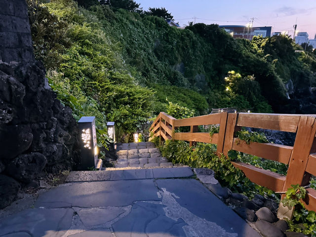 🌅 일몰의 운치가 있는 용두암