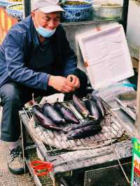 Go with an empty stomach to this market in Kunming