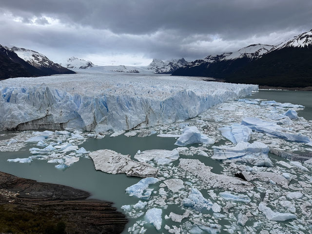 【ペリト・モレノ氷河｜圧巻の氷の壁と迫力の崩落ショー】