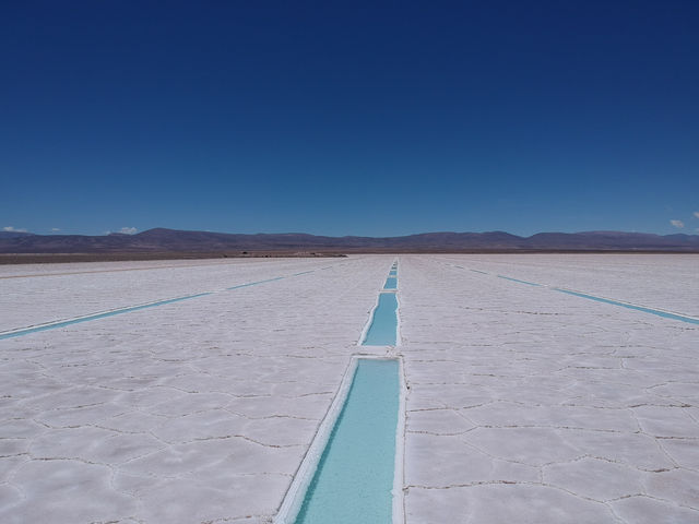 【Salinas Grandes｜地平線まで続く白の世界、自然がくれた特別なステージ】
