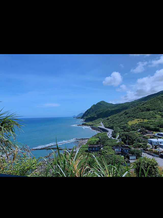 🌊大石鼻山步道｜花蓮海岸線上的天空步道，一次收藏山、海、藍天  📍 地點：花蓮縣豐濱鄉磯崎村 🕰️ 建議停留時間：1～1.5小時 🚶‍♀️ 