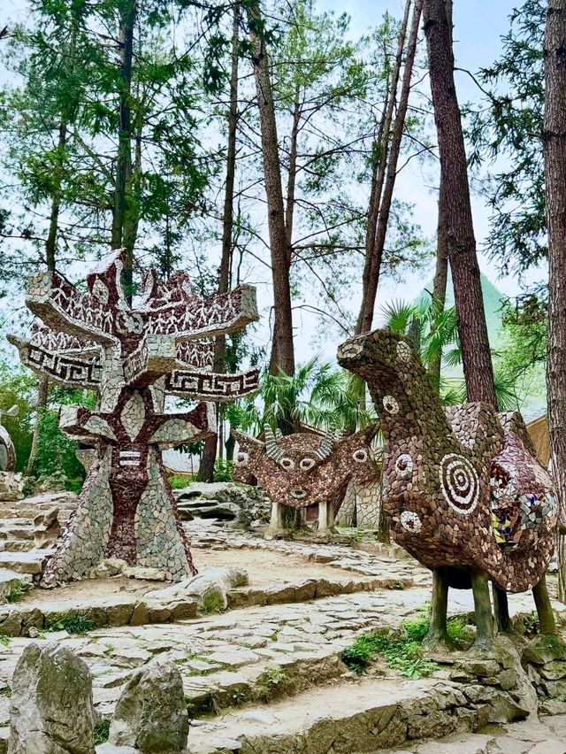 Statues at Yelang Valley