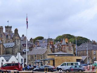 🏴󠁧󠁢󠁳󠁣󠁴󠁿 Scotland - Lerwick | A Day Trip for Free
Lerwick is Scotland's northernmost town and the capital of the Shetland Islands. It blends Nordic and Scottish maritime charm, with stone cottages, Viking history, and a stunning coastline.
· -
Sitting in the ship's dining room at breakfast, the view through the large glass windows was just too tempting to rush out. The gray stone houses by the harbor, the old Scottish-style buildings, the dark green lawns, and the ever-present British fog—it was like a painting.
· -
Of course, my favorite part was that it didn't cost a penny! Lerwick is a small town with a concentrated area of ​​attractions, making it easy to spend a whole day walking. Sharing this for those planning to visit later. 1. Lerwick Town Hall
Victorian-era town hall, exterior photography is free.
2. Shetland Museum & Archives (Free)
Exhibits the history of the Shetland Islands: models of Viking ships, fishing tools, traditional sweaters... The exhibits are extensive and can take an hour to explore.
There are also Viking props for photos 😂
3. Fort Charlotte (Free)
The ruins of a 17th-century fort. From the stone walls, you can enjoy panoramic views of cruise ships and the bay.
4. Broch of Clickimin (Free)
A 15-20 minute walk to the remains of an ancient stone round tower, said to date back hundreds of years BC.
5. Knab Headland Walk (Free)
A scenic walk along the cliffs.
6. Bains Beach
A lovely little beach, even on cloudy days.
#Europe #ScotlandAttractions #TravelPlanning #TravelRecommendation