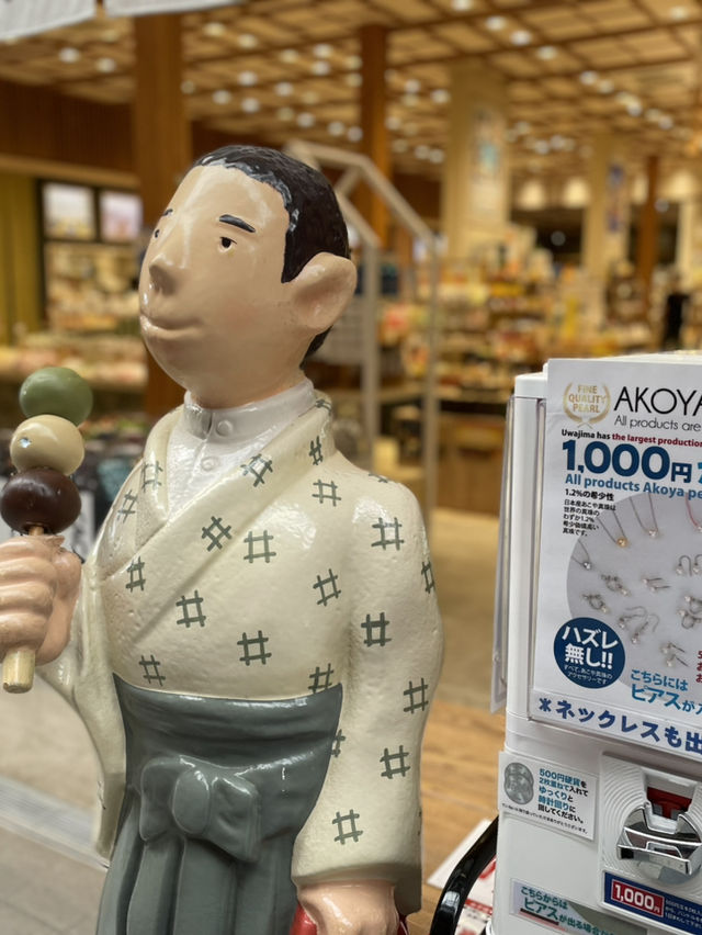 店頭の坊ちゃんが目印！道後最大級のお土産スポット