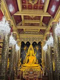 ตักบาตรรับอรุณ ณ วัดพระใหญ่ เมืองสองแคว 🙏