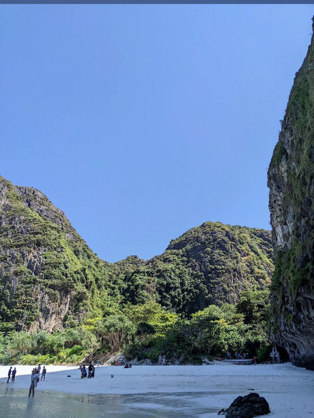 ทะเลในอ้อมกอดภูเขา ที่อ่าวปิเละ