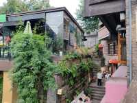 Old Dreams in the Mountain City: A Stroll Through Xiahao Li