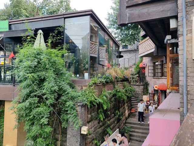 Old Dreams in the Mountain City: A Stroll Through Xiahao Li Old Dreams in the Mountain City: A Stroll Through Xiahao Li