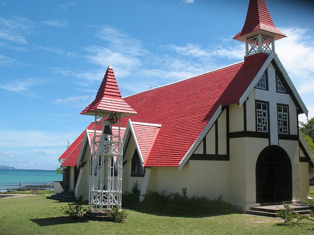 Notre Dame Auxiliatrice - Bright colors and a picturesque view of Mauritius 
