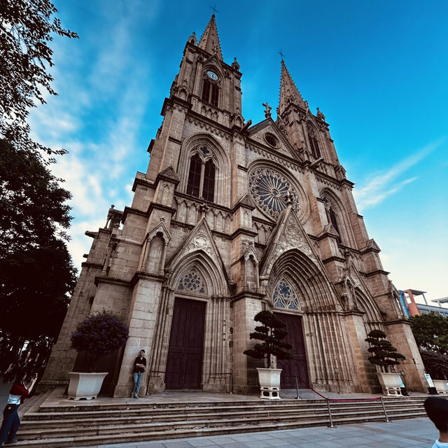 Solo in a Stone Sanctuary: The Sacred Heart Cathedral of Guangzhou Solo in a Stone Sanctuary: The Sacred Heart Cathedral of Guangzhou