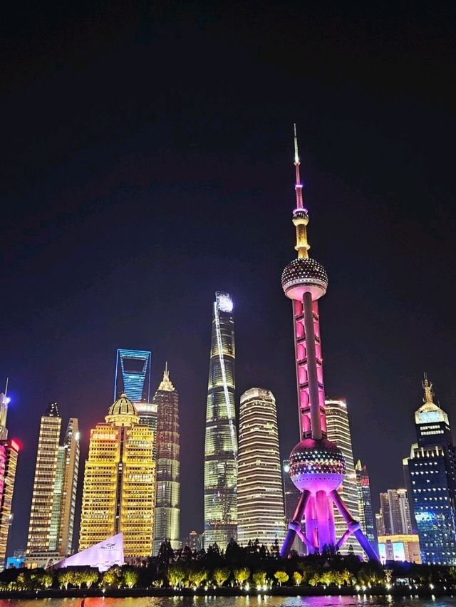 Shanghai Lights by Night: A Bund Cruise Experience 🌆🚢 Shanghai Lights by Night: A Bund Cruise Experience 🌆🚢