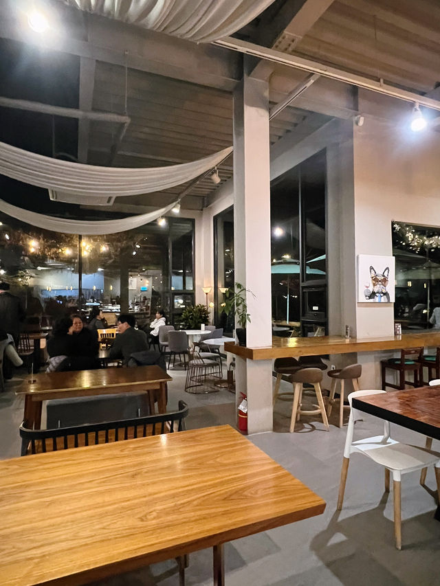 늦가을 저녁 조용한 카페에서🔮