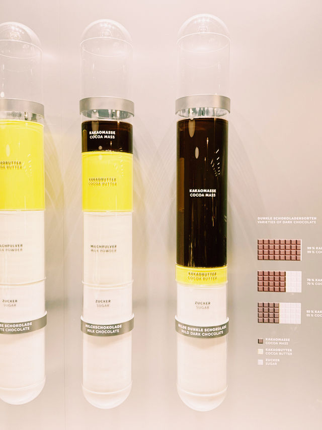 Lindt Famous Chocolate Fountain 🍫 Lindt Famous Chocolate Fountain 🍫