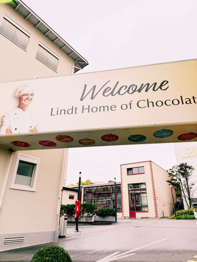 Lindt Famous Chocolate Fountain 🍫 Lindt Famous Chocolate Fountain 🍫