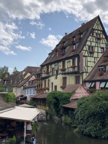 🏘 ถนนที่สวยงามราวกับเทพนิยาย เต็มไปด้วยสีสันและเส้นสายที่สดใส