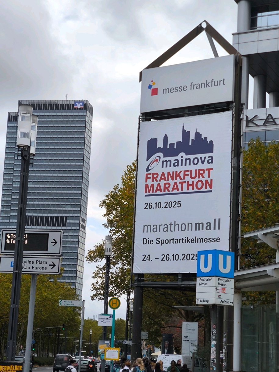 Chuyến đi Đức đã ghé thăm ba thành phố lớn: Frankfurt, Heidelberg và Trier, và cũng dành thời gian tham gia giải Marathon Frankfurt thường niên vào cuối tháng Mười. Điều tuyệt vời nhất là bạn có thể từ từ khám phá các địa danh của thành phố Frankfurt, thành phố Heidelberg cổ kính, và cuối cùng đến Trier để khám phá những tàn tích lịch sử của Rome.

🗓️ Điểm nổi bật của chuyến đi
Các phương tiện di chuyển chính trong ba thành phố, các địa điểm chụp ảnh được chọn lọc trên đường đi: Frankfurt không thể bỏ qua Đài phun nước Công lý, Quảng trường La Mã và Chợ Ẩn;

Nơi ở được chọn là khách sạn căn hộ thiết kế, tiện nghi và thoải mái, lý tưởng cho những người bạn thích du lịch độc lập. Sau khi trực tiếp tham gia marathon, tôi thực sự cảm nhận được sự nhiệt tình và tính tổ chức tuyệt vời của người Đức.

Chuyến đi Frankfurt
Lưu trú tại Khách sạn Căn hộ Adina Frankfurt, gần trung tâm thành phố và cực kỳ thuận tiện để đi bộ đến các địa điểm chụp ảnh nổi tiếng ở Frankfurt. Hai địa danh nổi tiếng, Đài phun nước Công lý (Römerberg, 60311 Frankfurt am Main, Đức) và Quảng trường La Mã (Römerberg 26, 60311 Frankfurt am Main, Đức), mở cửa quanh năm để du khách chiêm ngưỡng cảnh đẹp cả ngày lẫn đêm. Có rất nhiều quán cà phê xung quanh để bạn nghỉ ngơi – nên đi dạo sau khi chạy marathon vào buổi sáng. Chợ nhỏ trong nhà Frankfurt, một khu chợ địa phương mang đậm nét chân thực, với vô số món ăn vặt, xúc xích, bánh Pretzel, rượu táo đặc trưng khó quên.

Khách sạn Staycity Apartment Hotel nằm gần Lâu đài Heidelberg và dễ dàng di chuyển đến cả vùng ngoại ô và khu phố cổ. Thùng rượu lớn và Lâu đài Heidelberg là những địa điểm chụp ảnh hoàng gia không thể bỏ qua. Hãy nhớ dành thời gian để chụp ảnh từ từ. Ghé thăm Bảo tàng Dược phẩm Đức để trải nghiệm nền văn hóa y học cổ đại. Có rất nhiều quán rượu truyền thống với những món ngon ẩn mình trên đường đi, đặc biệt là món thịt nướng và khoai tây chiên kiểu Đức trên phố Drosselgasse dưới chân đồi Lâu đài. Ngay cả khi trời mưa, Heidelberg vẫn lãng mạn và đầy không khí cổ kính.

Chương về Trier
Được mệnh danh là “thành phố cổ nhất nước Đức”, Nhà thờ Trier có quy mô tráng lệ, vào cửa miễn phí và có tầm nhìn tuyệt vời về đêm từ tháp chuông. Có rất nhiều quán cà phê và tiệm bánh dọc theo các con phố. Một bữa ăn sáng muộn đơn giản rất đậm chất châu Âu.

🌧️ Mẹo thời tiết + trải nghiệm thực tế
Vào cuối tháng 10, trời nhiều mây và mưa, vì vậy hãy nhớ mang theo ô và áo khoác mỏng trước khi khởi hành, nhưng những ngày nắng đẹp thực sự rất thích hợp để khám phá thành phố bằng cách đi bộ. Heidelberg và Frankfurt bổ sung cho nhau với kiến ​​trúc hiện đại và những khu phố cổ lịch sử. Toàn bộ đường chạy marathon được tổ chức chuyên nghiệp, đầy đủ tiện nghi, và có người dân cổ vũ các vận động viên dọc đường, bầu không khí rất tuyệt vời. Sau cuộc thi, tất nhiên chúng ta nên tự thưởng cho mình và ăn món chân giò heo Đức!

🍖 Gợi ý món ăn
· Thịt nướng Đức với khoai tây chiên: đặc biệt là các quán lâu đời ở Cologne, trung tâm thành phố Heidelberg, thịt mềm mọng, phần ăn rất nhiều, rất ngon khi ăn kèm với khoai tây chiên giòn.
· Rượu táo chợ trong nhà Frankfurt: Vị hơi chua và cực kỳ giải khát, rất ngon khi dùng kèm bánh mì kẹp thịt xông khói hoặc bánh quy xoắn.

🚆 Hướng dẫn phương tiện giao thông
Nên sử dụng tàu hỏa Deutsche Bahn giữa ba thành phố, có rất nhiều tuyến. Vui lòng chú ý đến thời gian trước khi đặt vé tàu. Thành phố thích hợp hơn cho việc đi bộ + tàu điện nhẹ, với các điểm tham quan tập trung, phù hợp với kiểu du lịch chậm rãi, phóng khoáng.

📍Mẹo thực tế
· Nếu tham gia cuộc thi marathon vào cuối tháng 10, hãy đặt khách sạn trước, vì phòng rất khan hiếm trong mùa cao điểm.

· Nên mang giày chống trơn trượt vào những ngày nhiều mây và mưa, đặc biệt thích hợp để đi bộ trên đường đá trong khu phố cổ.

· Hầu hết các điểm tham quan đều mở cửa quanh năm, nhưng lý tưởng nhất là nên tham quan vào buổi sáng, ít đông đúc hơn và tốt cho việc chụp ảnh.

#FrankfurtMarathon #GermanyTravel #HeidelbergCastle #GermanFood #TravelPhoto