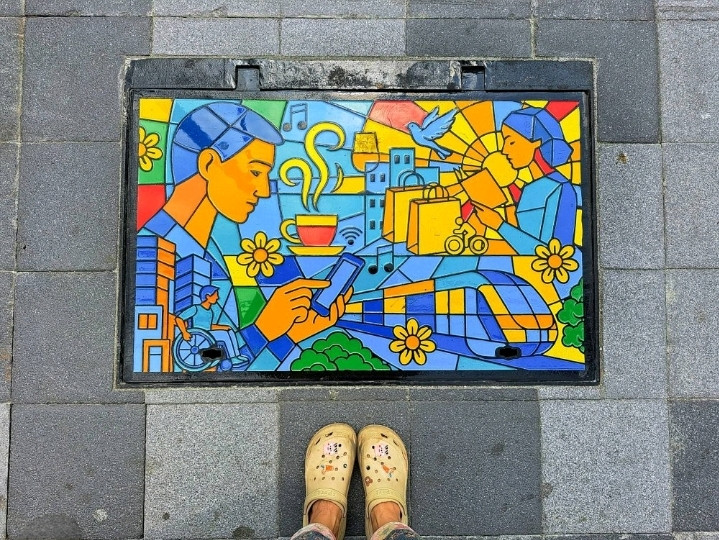 🌈 Sook Asok | 普通のマンホールの蓋が素晴らしい芸術作品に
