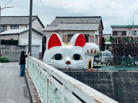 愛知県常滑市は、陶芸の香りが漂う小さな街です。沿道には巨大な招き猫