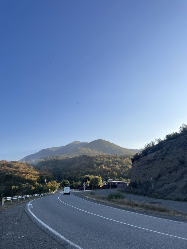 Is Armenian Hospitality Real? A Hitchhiking Story from Lake Sevan to Tbilisi 🇬🇪