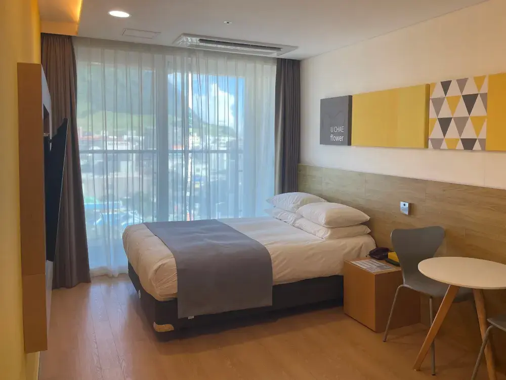 침대에서 일출을 감상하세요! 🌄 성산일출봉 바로 옆 | 제주 최고의 가성비 호텔 《성산파트너시티호텔》🏨✨