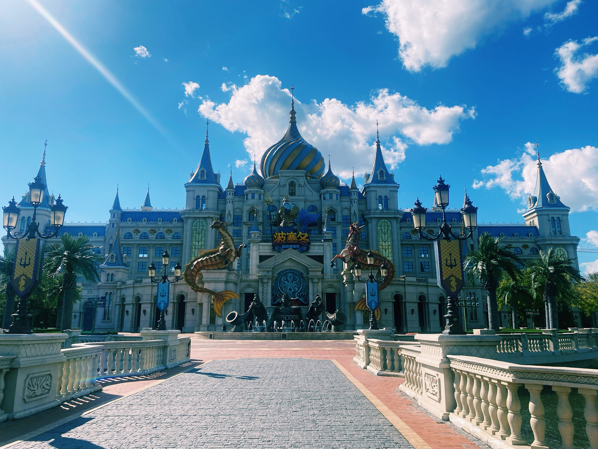 If someone showed me these photos and asked me where it was, I definitely wouldn't have guessed it was China.
During the day, the place looks like a real fairytale palace: huge towers, golden domes, sea dragons, and Poseidon right in front of the entrance 🐉🌊
And then evening comes... and everything changes completely.
🔵 The ceiling turns into an ocean
✨ Lights come on all around
🏛️ Ancient Greek architecture blends with the underwater world
🌊 and you get the feeling you've really found yourself at the bottom of Atlantis.
The coolest thing is that day and evening are literally two different places. So if you're here, I'd advise you not to rush out after a daytime stroll. Wait until dark—the atmosphere becomes completely different.
📸 My advice: be sure to take a photo at the main entrance during the day, and then stroll inside in the evening. What a contrast 🔥
Has anyone else found places in China that look so unreal? 👇#China #China #Tripcom #Travel #TravelChina #WhereToGo #Atlantis #Poseidon #TravelInspiration #ChinaTravel