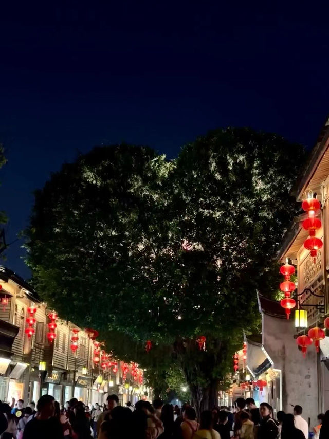 福州夾縫中的喘息，沈重里的片刻溫柔 