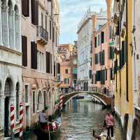 水上威尼斯：浪漫的船之旅 -Venice on Water: A Romantic Boat Journey
