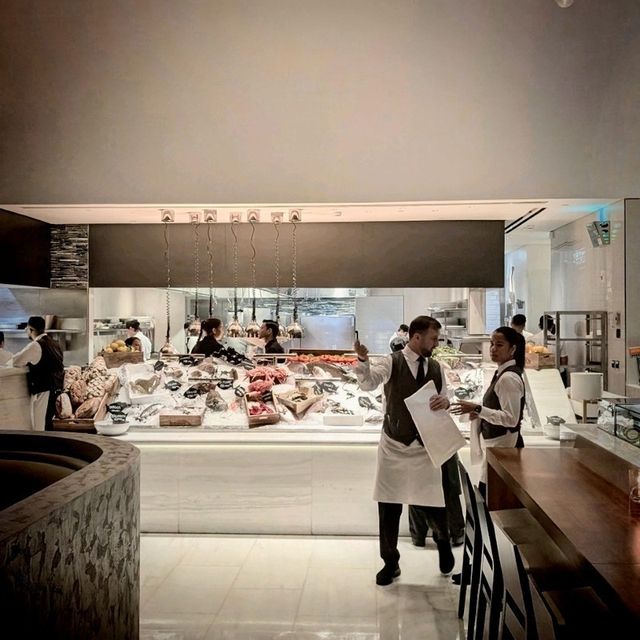 ✨ドバイのラグジュアリーを味わうならココ！🌴アトランティス・ザ・ロイヤルの「Estiatorio Milos」🍽️✨