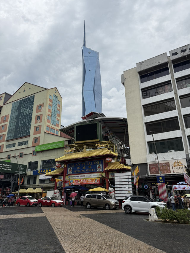 Skyscrapers, Street Food, and Culture: Discovering the Heart of Malaysia 🇲🇾 