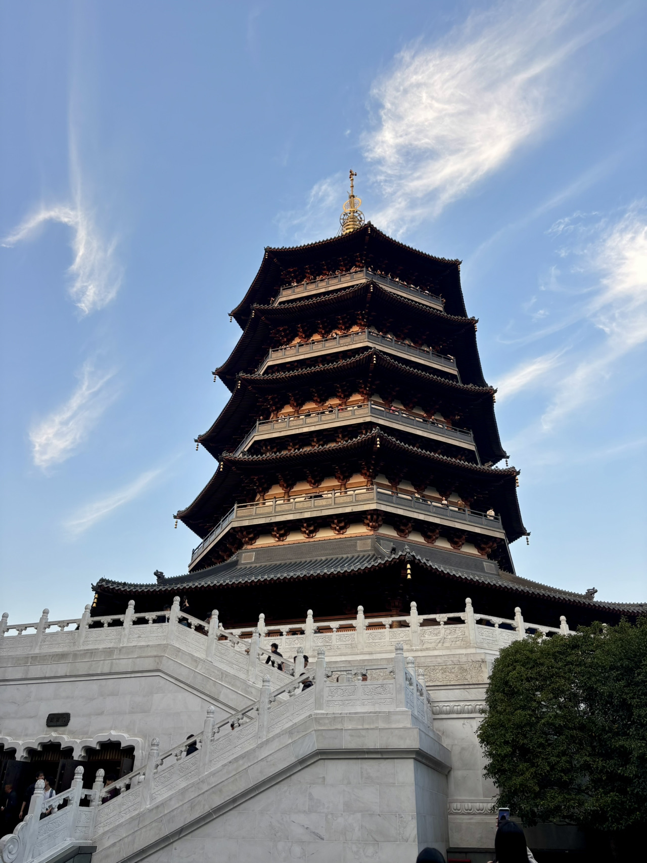 This is one of those times when listening to chats and other people's advice isn't the best idea, because I ended up with way too little time here!

Hangzhou is so contrasting, green, and authentic. It has its own vibe, its own rhythm.

You should definitely plan for 3–5 days here to fully enjoy its beauty without rushing.

Here’s what I absolutely recommend seeing:

📍 Leifeng Pagoda (雷峰塔, Léifēng Tǎ)
Best visited at sunset.
Entrance fee: 40 yuan.
⏱ ~1–2 hours.

📍 Hefang Street (河坊街, Héfāng Jiē)
A pedestrian tourist street filled with shops, souvenirs, and cafes.
Come hungry and enjoy the tastings 🙈😀
Best visited after sunset.

📍 West Lake (西湖, Xī Hú)
Anywhere around the lake (!) — it’s beautiful everywhere.
I dreamed of walking around the entire lake, but I’ll save that for another time 🥲

📍 Su Causeway (苏堤, Sūdī)
A nearly 3-kilometer-long causeway crossing the lake, connected by six elegant bridges.
⏱ ~1–2 hours.

📍 Lingyin Temple + Jinghui Temple
(I shared more details about them yesterday)
Entrance fee: 50 + 30 yuan.
⏱ ~3–4 hours.