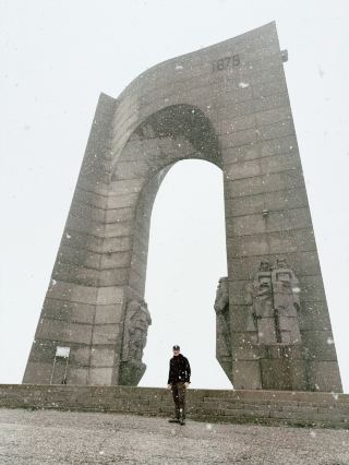 🏔️ The Arch of Freedom: Bulgaria’s Monument Above the Clouds 🇧🇬