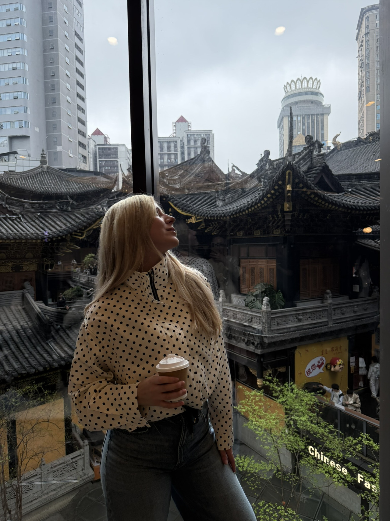 ...dan tempat ini benar-benar ada 😍

Di Chongqing, saya menemukan tempat di mana Anda bisa duduk berjam-jam—kopi, pemandangan kota yang menakjubkan, dan pemandangan langsung ke kuil.

Ini bukan hanya "kedai kopi yang indah," tetapi juga suasana yang membuat kita menyimpan foto-fotonya di Pinterest.

📍 Nama: Chongqing
📍 Alamat: Chongqing Coffee Shop, Chongqing, China, 1000m2, 100m2

Bayangkan: Anda memesan kopi, duduk di dekat jendela, dan pemandangan kota serta kuil terbentang di hadapan Anda, seperti dalam film.

Dan ya, tempat ini bahkan lebih indah secara langsung daripada di foto.

Jika Anda pernah berada di Chongqing, pastikan untuk menambahkan tempat ini ke rencana perjalanan Anda.

Simpan agar Anda tidak kehilangannya ✨

#China #Chongqing