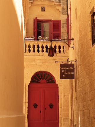 📍 Mdina, Malta — The Silent City That Feels Like a Movie Set ✨

Stepping into Mdina felt like walking through a medieval storybook. With its honey-colored limestone buildings, narrow winding streets, elegant doorways, and peaceful atmosphere, it’s easy to see why this place is called the Silent City.

One of my favorite things was simply wandering without a map. Every corner revealed beautiful architecture, hidden courtyards, charming balconies, and breathtaking views over the Maltese countryside. Since cars are rarely allowed inside the city walls, the quietness makes the experience even more magical.

If you’re visiting Malta, I highly recommend coming in the late afternoon and staying until sunset. The golden light makes the entire city glow, and as the crowds begin to leave, Mdina becomes even more enchanting.

✨ Tips:
📸 Wear light-colored outfits—they look amazing against the warm limestone walls.
🚶 Take your time exploring the side streets—you’ll find the best photo spots away from the main square.
🌅 Stay for sunset if you can. The atmosphere is unforgettable.

⭐ Rating: 10/10
⏰ Recommended visit: 2–3 hours (or longer if you love photography and history)

Have you visited Mdina? What was your favorite hidden corner of the Silent City? 💛

#Mdina #Malta #SilentCity #TripMoments #Travel #Europe #HistoricCity #TravelPhotography #Wanderlust #VisitMalta