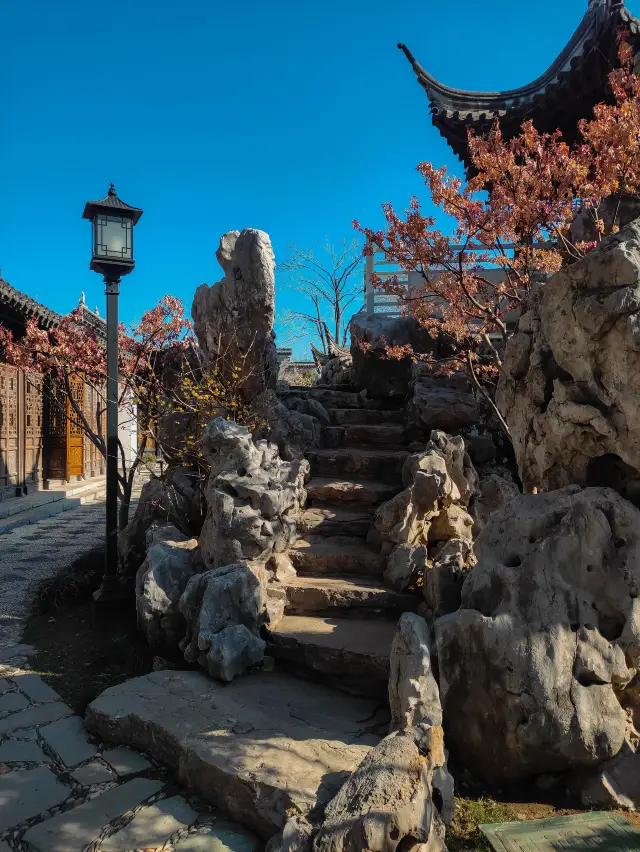 Strolling in the famous Nanjing Yuyuan Garden, a pleasant time in the winter afternoon