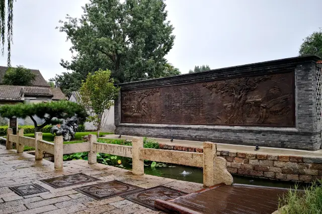 A Jiangnan water town park in a bustling city area