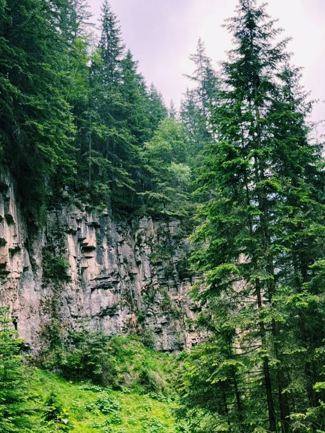 高山峻嶺中挺拔的一座雄峰，恰似一尊巨人手擎利劍直插雲霄