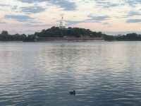 找一個週末的傍晚漫步後海、北海公園、鼓樓，感受愜意