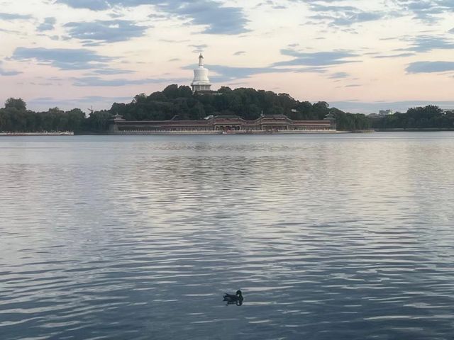 找一個週末的傍晚漫步後海、北海公園、鼓樓，感受愜意