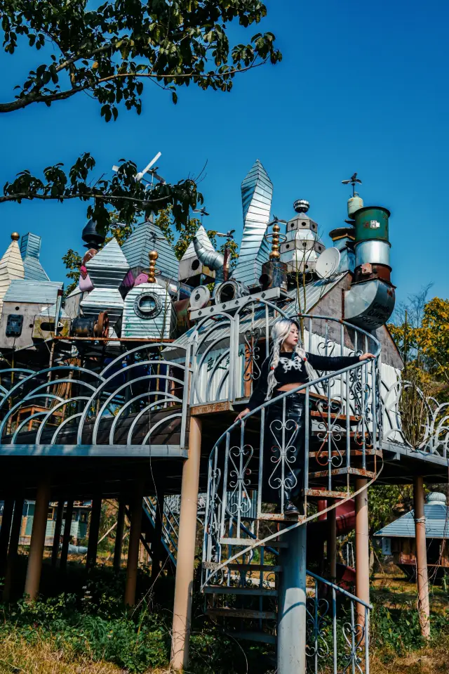 Discovery! A fairy tale castle built with 'junk'