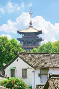 The Citywalk in Hangzhou is absolutely stunning‼️ One can see half the city in its mundane hustle and bustle, and the other half in its ethereal beauty~