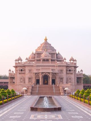 🌟✈️ Bersantai dengan Gaya: Crowne Plaza Mayur Vihar, New Delhi! 🏨🍛